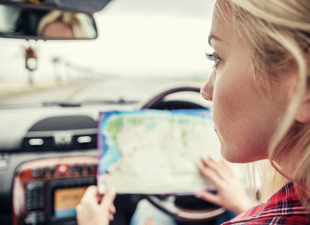 Girl in car with roads map - Foto, Imagem