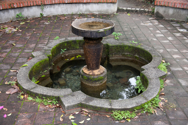 Fuente de piedra abandonada
 - Foto, imagen