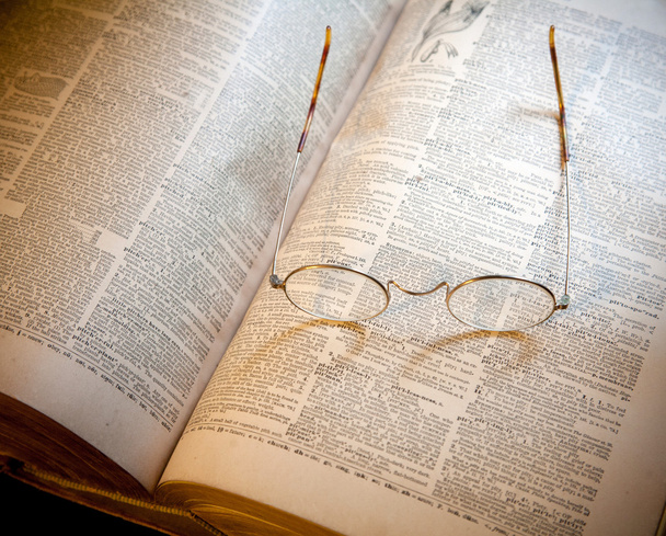 Brille mit alten Enzyklopädien - Foto, Bild