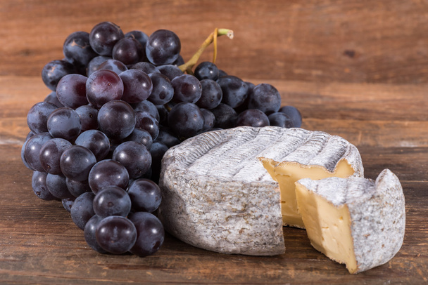 French tomme cheese with black grapes - Fotoğraf, Görsel