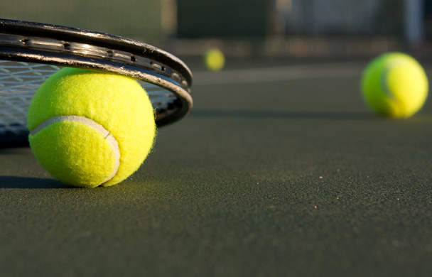 теннисный мяч и ракетка - Фото, изображение