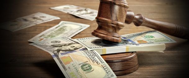 Soudci nebo dražebník kladívkem a peníze na dřevěný stůl - Fotografie, Obrázek