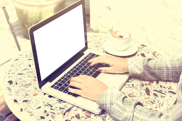 dziewczyna pisania na laptopa - Zdjęcie, obraz