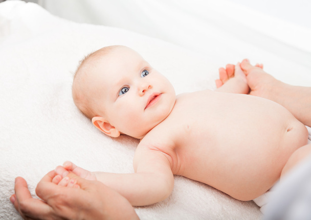 Masaje brazo bebé
 - Foto, Imagen