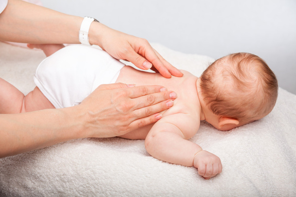 Bebé espalda masaje
 - Foto, Imagen