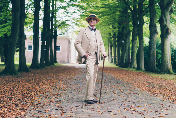 Богатый старший ретро-денди в костюме
 - Фото, изображение