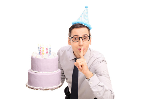 giovane uomo che tiene una torta di compleanno
 - Foto, immagini