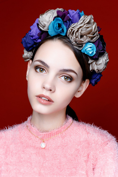 Model with a wreath of flowers - Foto, Imagem