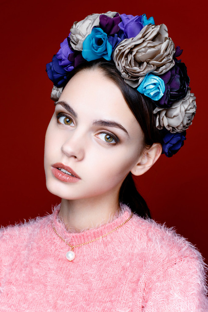 Model with a wreath of flowers - Valokuva, kuva