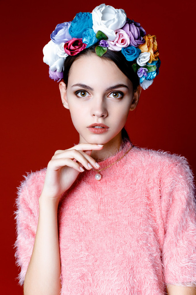 Model with a wreath of flowers - 写真・画像