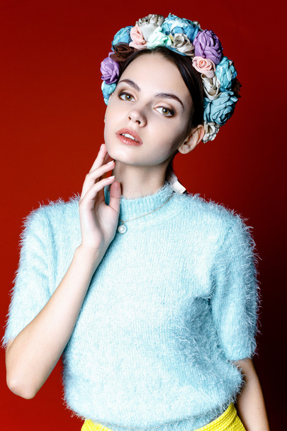 Model with a wreath of flowers - Fotografie, Obrázek
