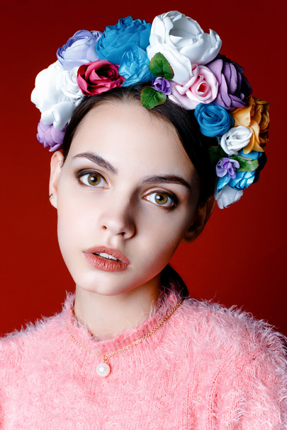 Model with a wreath of flowers - Foto, imagen