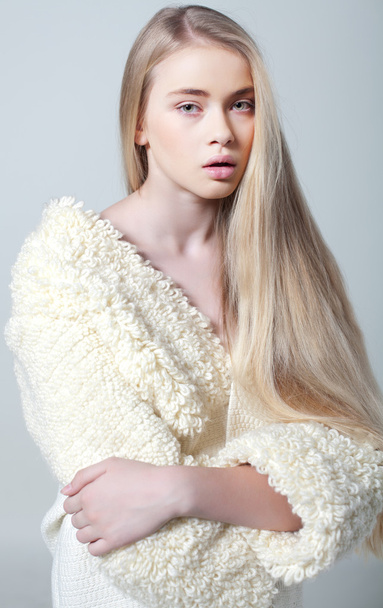 portrét krásné dospívající dívka s dlouhými vlasy v kabátě - Fotografie, Obrázek