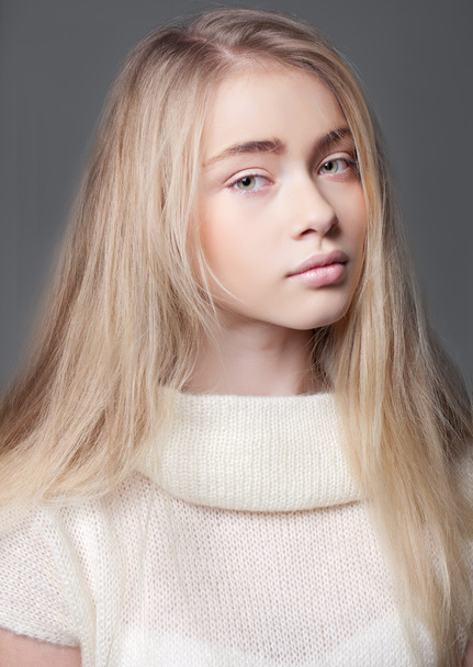 Porträt einer schönen Teenagerin mit langen Haaren im Studio - Foto, Bild