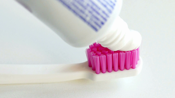 Auswahl von Zahnpasta und Zahnbürsten in der Mundhygiene - Filmmaterial, Video