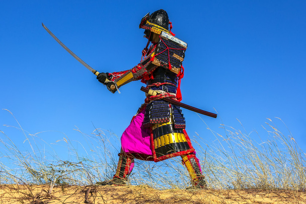 Samurai en un antiguo ataque con espada de armadura
 - Foto, Imagen