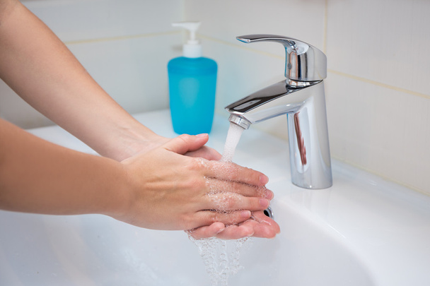 close-up de mulher lavar as mãos com sabão - Foto, Imagem