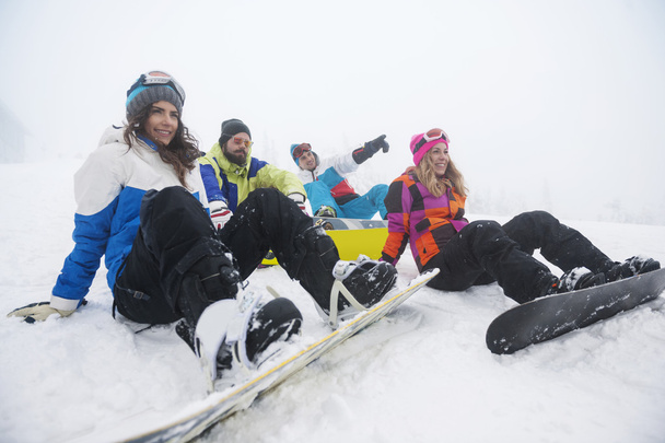 Φίλοι προετοιμασία για snowboarding σε πίστα σκι - Φωτογραφία, εικόνα