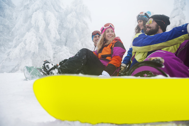 Amigos preparándose para el snowboard en pista de esquí
 - Foto, Imagen