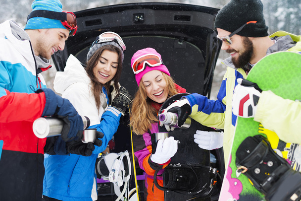 Amigos se preparando para snowboard na pista de esqui
 - Foto, Imagem