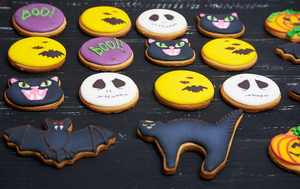 Bovenaanzicht op grappige gember koekjes voor Halloween - Foto, afbeelding