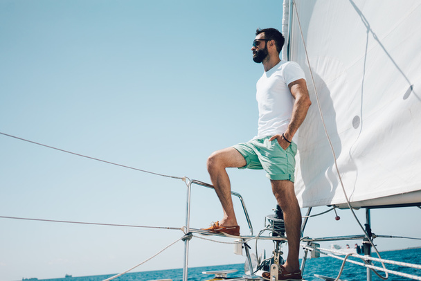 bearded man standing on the nose yacht - Foto, Imagen