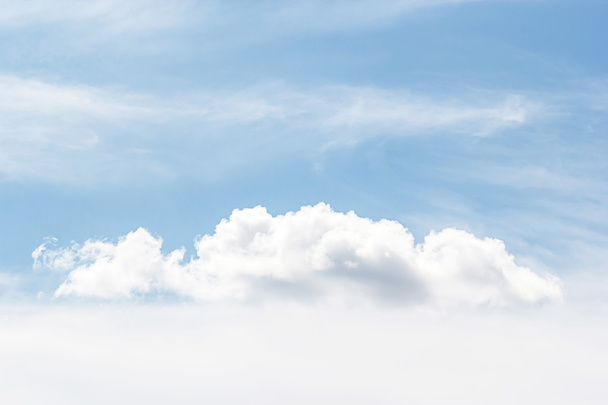 Fehér felhők és kék ég háttér - Fotó, kép