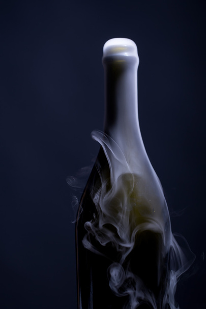 Champagne bottle with smoke - Фото, зображення