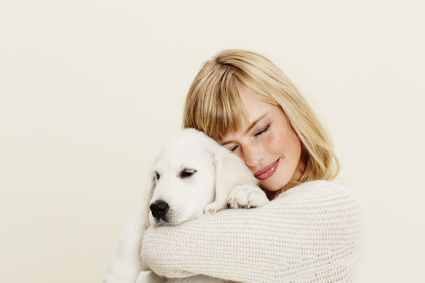 Woman hugging puppy - Foto, immagini