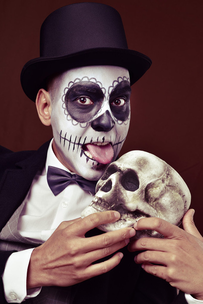 ember a mexikói calaveras smink nyalogatja a koponya - Fotó, kép
