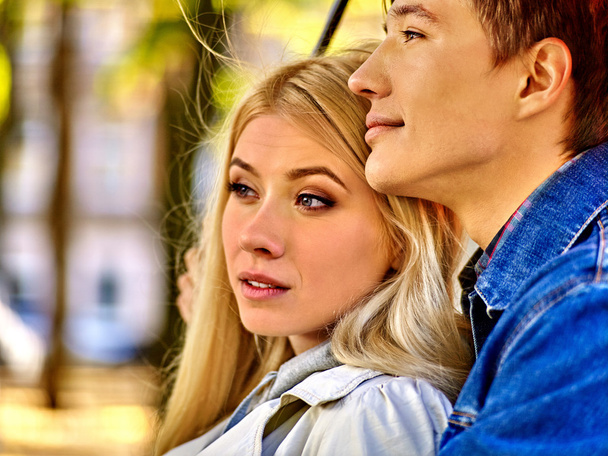 Portrait de jeune couple embrassant dans le parc d'automne
 . - Photo, image