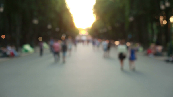 Az emberek séta a nyári park homályos gyors mód - Felvétel, videó