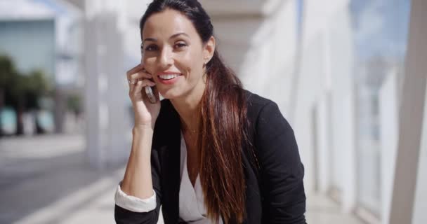 Businesswoman taking a call on her mobile - Felvétel, videó