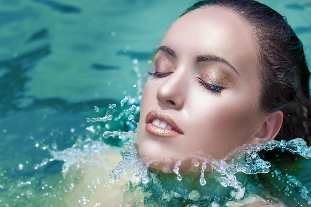 Fashion makeup model in water, splash on face. Moisture wet look. - Fotoğraf, Görsel