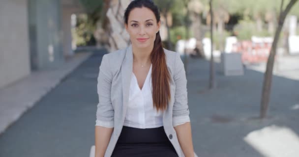 Sorridente donna d'affari fiduciosa in città
 - Filmati, video