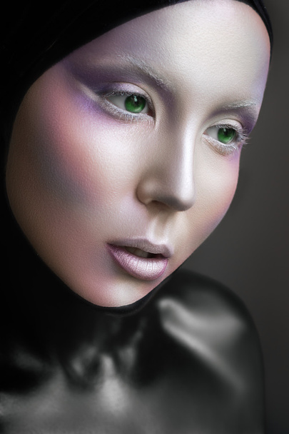 Space Girl mit silbernem Make-up und schwarzem Körper. Alien-Mode-Look. - Foto, Bild