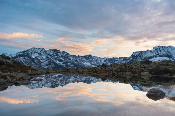 Lac alpin de haute altitude, reflets au coucher du soleil
 - Photo, image