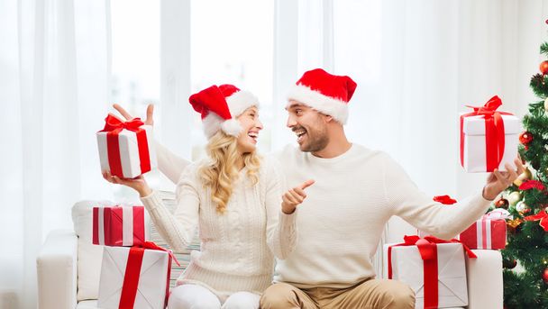 happy couple with christmas gifts and thumbs up - Fotó, kép