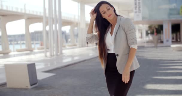 Tyylikäs nainen pitkät hiukset seisoo mobiili
 - Materiaali, video