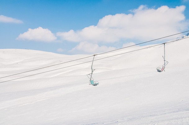 Aydınlık kış gününde kayak kaldırır - Fotoğraf, Görsel