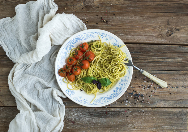 Pasta spaghetti with pesto - Foto, immagini