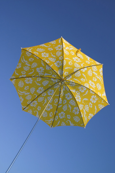 Желтый зонтик в голубом небе
 - Фото, изображение