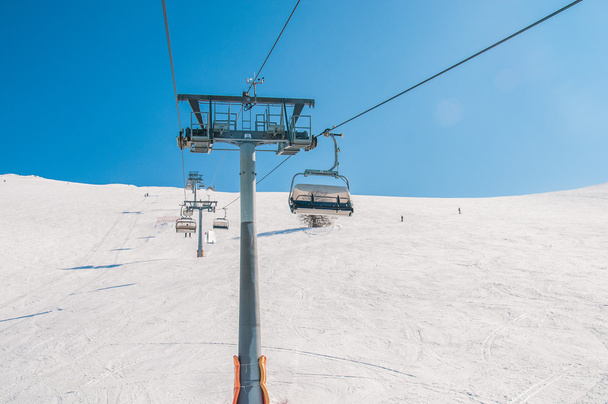 Wyciągi narciarskie w pogodny zimowy dzień - Zdjęcie, obraz