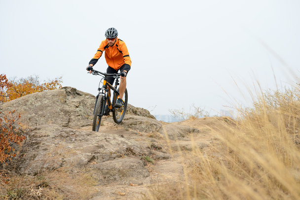 Ποδηλάτης ιππασίας το ποδήλατο στο όμορφο βουνό ίχνος φθινόπωρο - Φωτογραφία, εικόνα