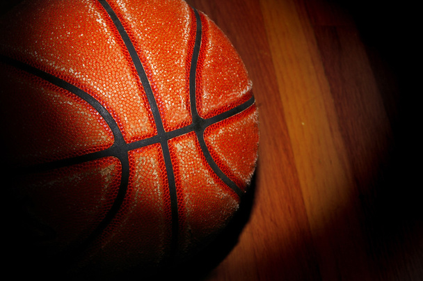 体育館の床でバスケット ボール クローズ アップ - 写真・画像