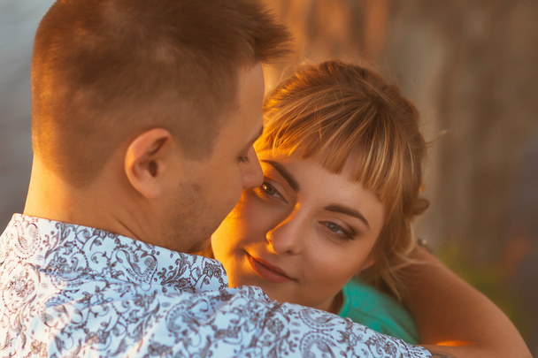 Couple romantique debout et embrasser sur fond été lac coucher de soleil
 - Photo, image