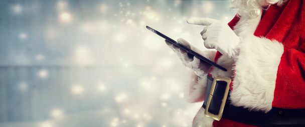 Santa Claus using a tablet - Valokuva, kuva