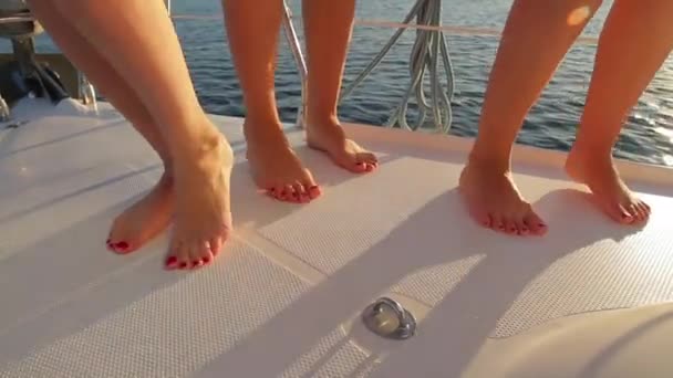 A lányok tánc a fedélzeten. Lányok Close-Up lábak. - Felvétel, videó