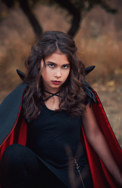 Chica vampiro Drácula en un impermeable
 - Foto, imagen