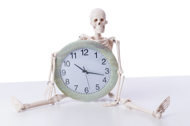 Squelette avec horloge isolé sur blanc
 - Photo, image